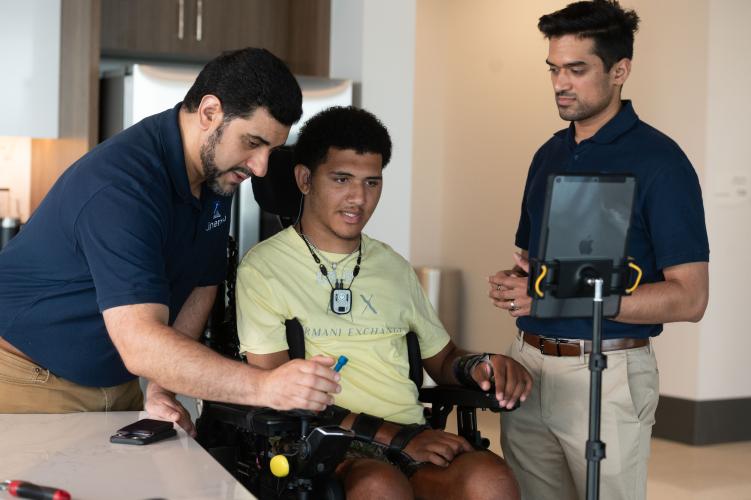Two researchers and a patient using the Kinemo technology. 